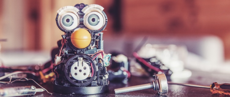 Funny toy robot, article header image