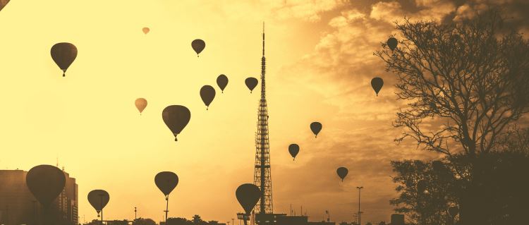 Balloons in the sky in front of transmitter mast, article header image