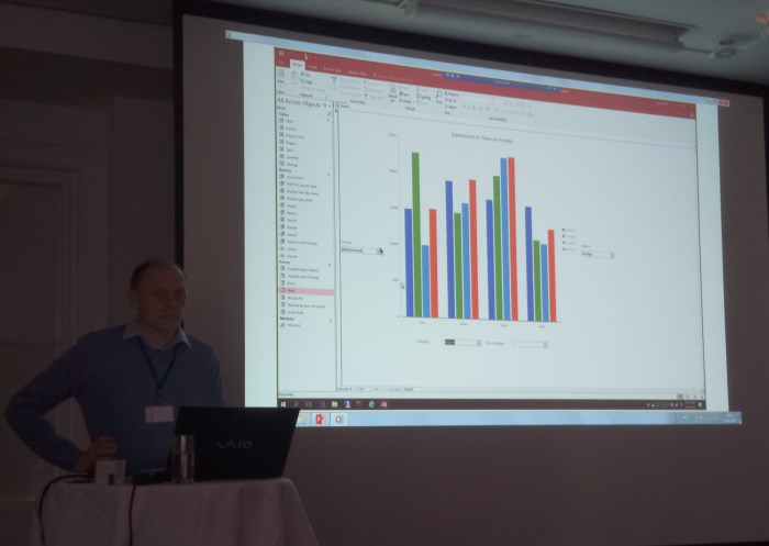 Karl Donaubauer spielt ein Demo-Video zu Access 2019 Modern Charts bei der AccessDevCon2018 ab